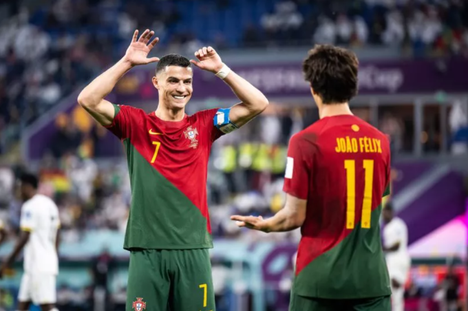 Felix và Ronaldo trong màu áo tuyển Bồ Đào Nha. Ảnh: GES Sportfoto