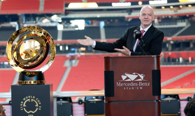 Chủ tịch FIFA Infantino giới thiệu chiếc Cup cho nhà vô địch thế giới cấp CLB ở giải đấu FIFA Club World Cup 2025. Ảnh: AP