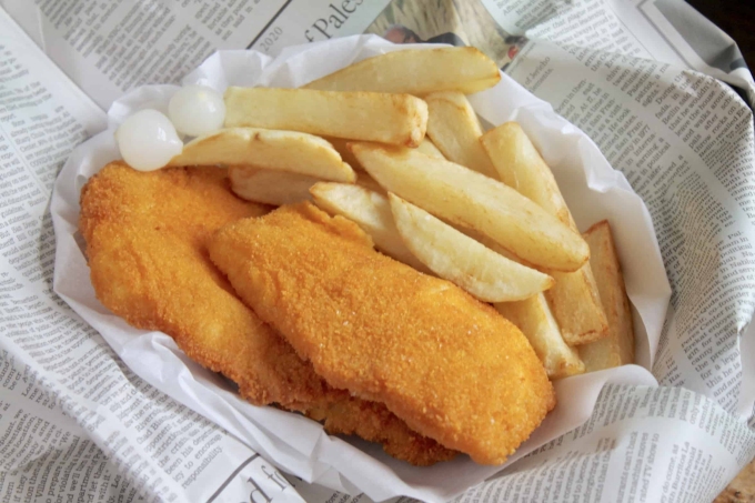 Món Fish and Chips (cá và khoai tây chiên) đặc trưng của người Anh. Ảnh: Christinas Cucina