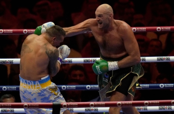 Tyson Fury (phải) trong một pha ra đòn về phía võ sĩ Ukraine Oleksandr Usyk trong trận thống nhất bốn đai quyền Anh hạng nặng tại Riyadh, Arab Saudi ngày 18/5/2024. Ảnh: AP