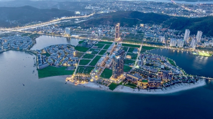 Quảng trường biển Halong Marina và tuyến phố đi bộ Halong Marina Square buổi tối, nhìn từ trên cao. Ảnh: BIM Group