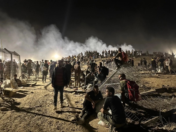 Người dân tụ tập tại một điểm phát đồ cứu trợ của GHF ở Gaza ngày 24/6. Ảnh: NPR