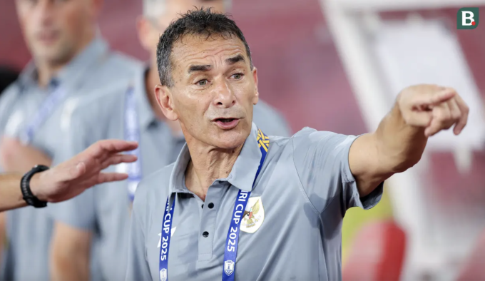 HLV của Indonesia Gerald Vanenburg chỉ đạo trong trận thắng Brunei 8-0. Ảnh: Bola