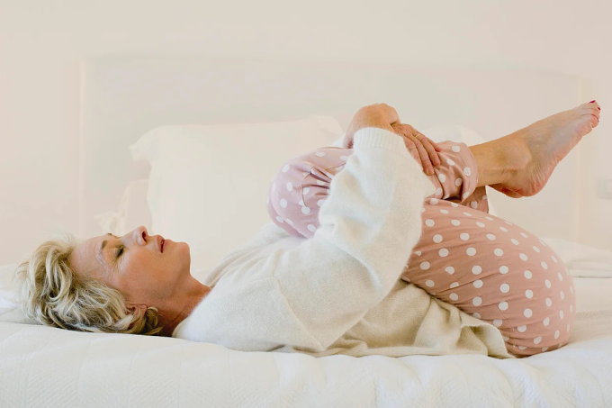 Động tác ôm giãn cơ giúp tự kết nối với bản thân. Ảnh: CBS