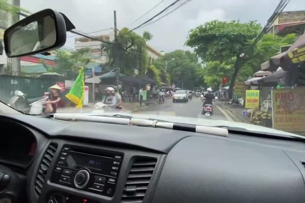CSGT Hà Nội giúp đỡ gia đình Đồng Nai gặp nạn khi đi phượt