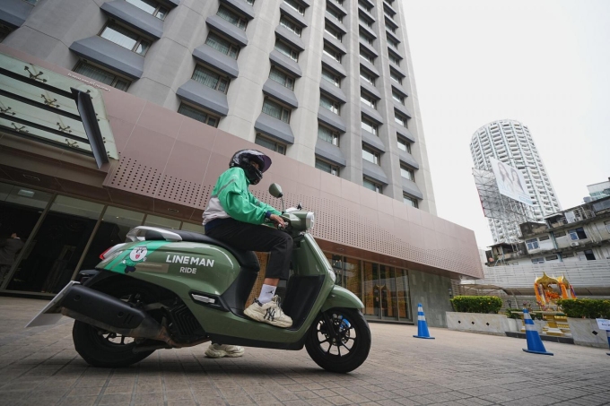 Dịch vụ giao hàng đang hoạt động tốt hơn kênh bán hàng trực tiếp. Ảnh: Bangkok Post