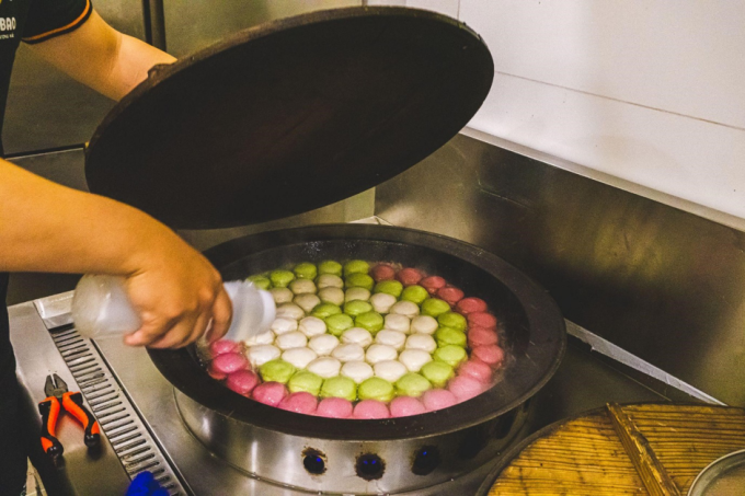 Bánh bao được chiên ngập dầu. Ảnh: Susubao