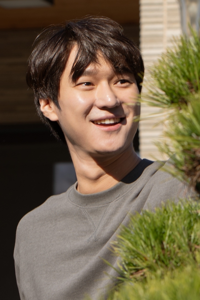 Tạo hình Go Kyung Pyo trong phim Mang mẹ đi bỏ. Ảnh: Đoàn phim cung cấp