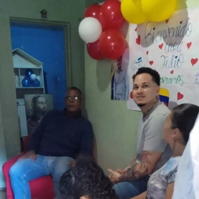Gonzalez (mặc áo xám) bên các thành viên gia đình trong bữa tiệc mừng đoàn tụ ở Caracas, Venezuela. Ảnh: WP