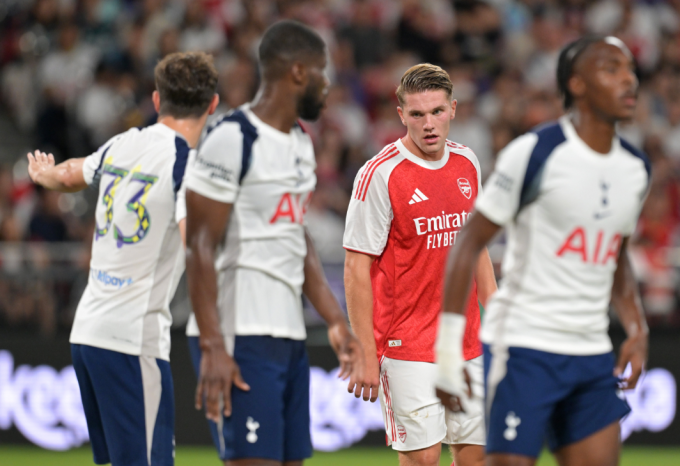Viktor Gyokeres (áo đỏ) chạm bóng hai lần khi vào sân cuối trận. Ảnh: Arsenal FC