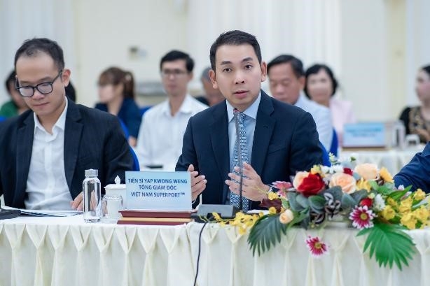 Tiến sĩ Yap Kwong Weng, CEO Việt Nam SuperPort kiêm Giám đốc Chiến lược, Phát triển Bền vững và Truyền thông, Tập đoàn YCH chia sẻ vinh dự hợp tác cùng tỉnh Tây Ninh triển khai chiến lược phát triển hạ tầng logistics thông minh, bền vững. Ảnh: Việt Nam SuperPort TM
