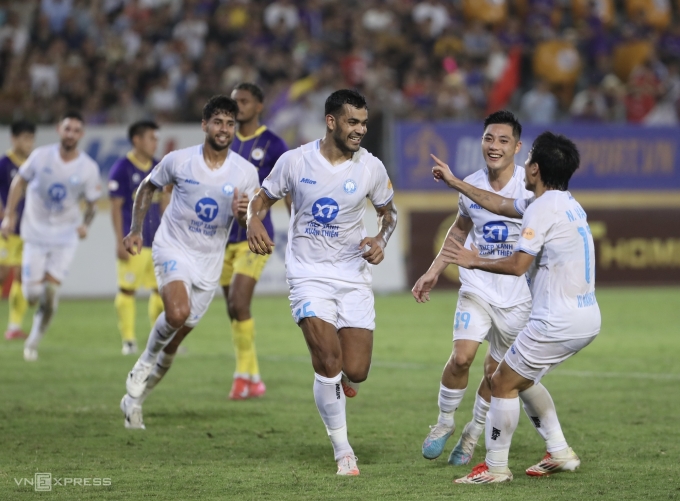 Tiền đạo Brazil Brenner (thứ ba từ phải sang) ăn mừng trong trận Nam Định thắng Hà Nội FC 3-0 ở vòng 21 V-League 2024-2025, trên sân Hàng Đẫy tối 4/5/2025. Ảnh: Hiếu Lương