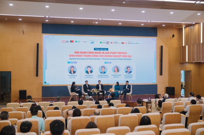 Các chuyên gia thảo luận về xu hướng và bức tranh toàn cảnh ngành tài chính số. Ảnh: Swinburne Vietnam