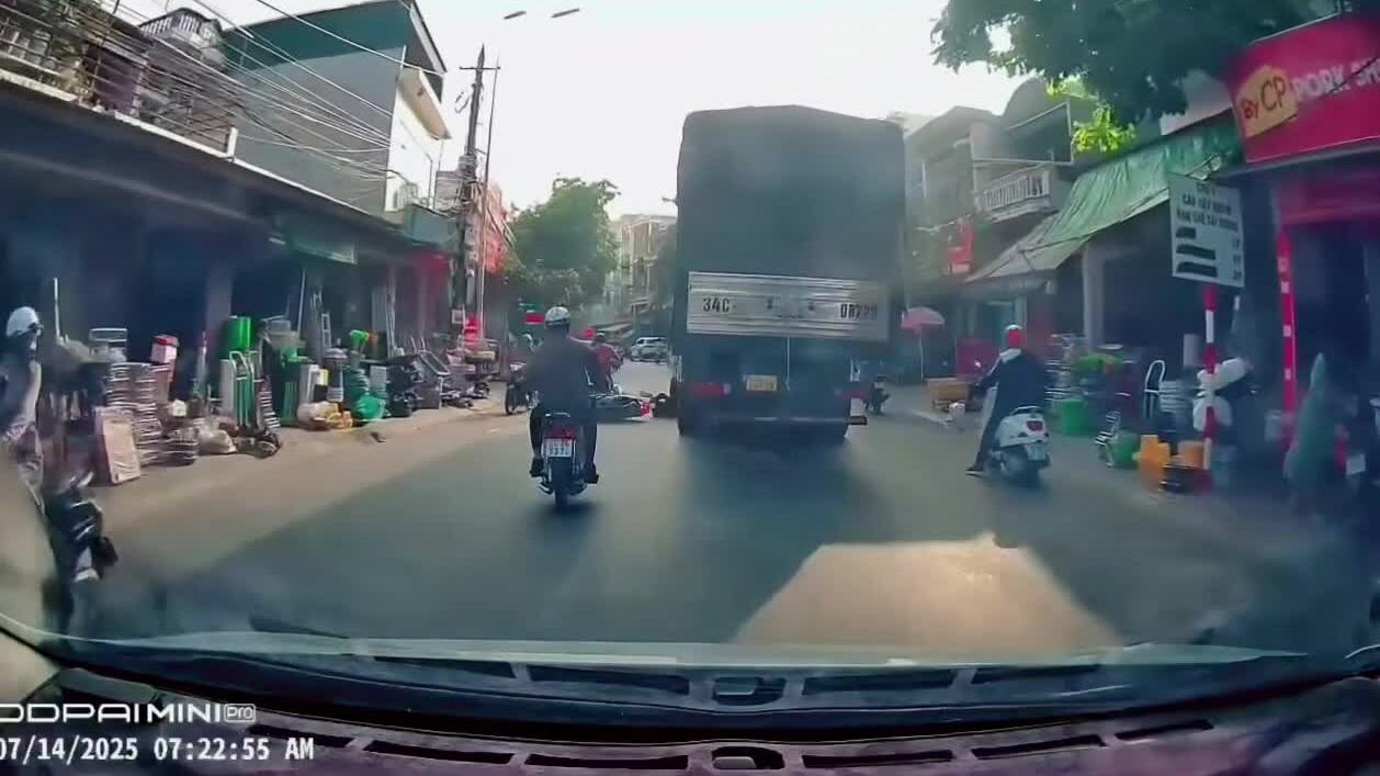 Hai xe máy va chạm, một người lăn vào gầm xe tải