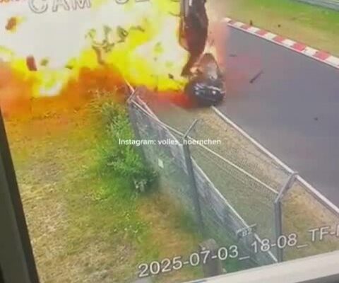 Tai nạn đường đua: Hai xe thể thao bốc cháy kinh hoàng