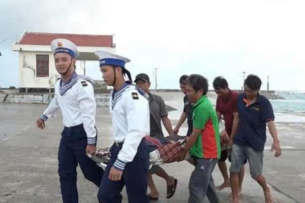 Hải quân cấp cứu thuyền viên rơi từ độ cao 3 mét xuống biển