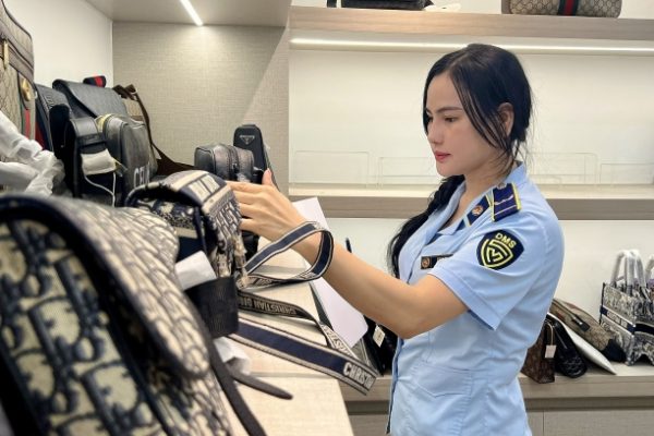 Bán hàng giả Gucci, Chanel: Cửa hàng bị phạt nặng!