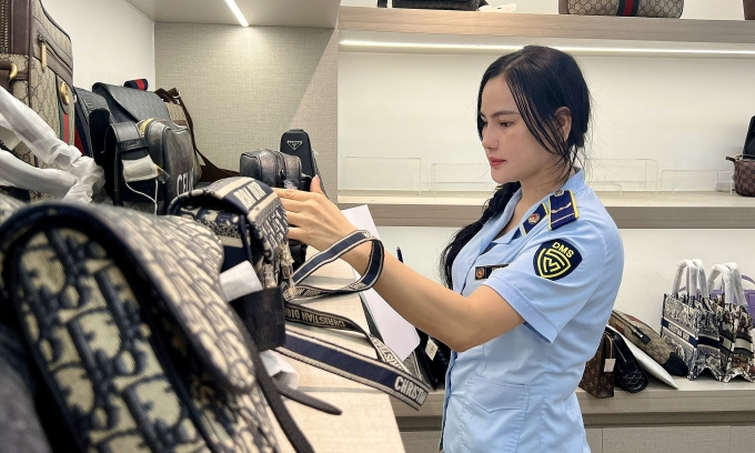 Hàng hiệu giả mạo Gucci, Chanel, Dior được bán trên các tuyến phố du lịch ở Đà Nẵng. Ảnh: Quản lý thị trường