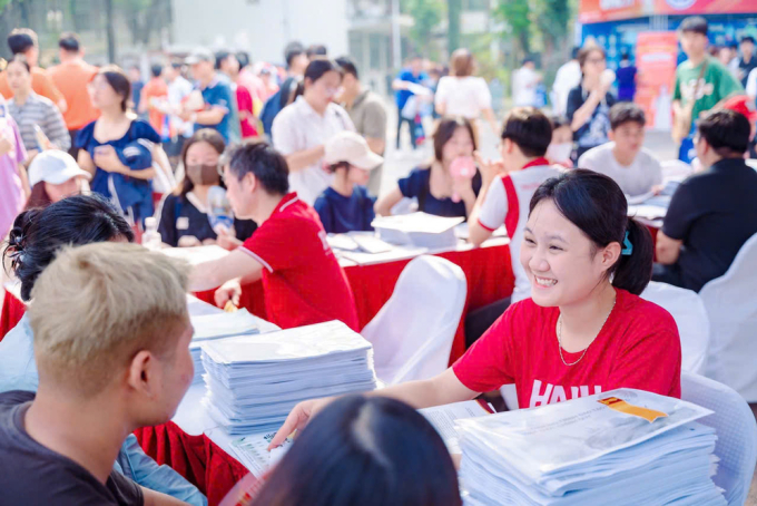 Gian hàng của Đại học Hà Nội tại Ngày hội tư vấn lựa chọn nguyện vọng đại học, cao đẳng 2025 hôm 19/7. Ảnh: HANU