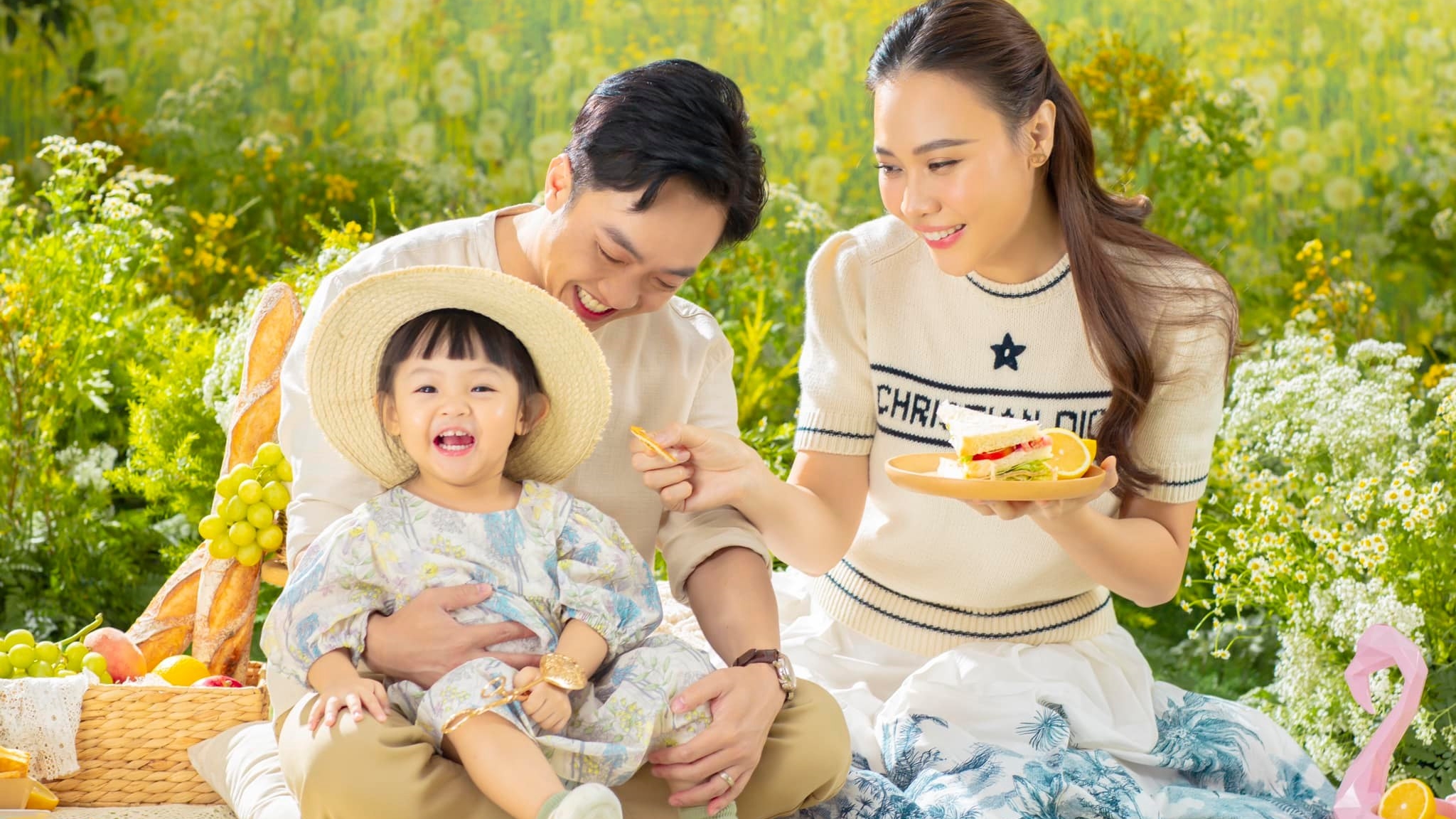 Hậu trường buổi chụp ảnh của gia đình Đàm Thu Trang, Cường Đôla