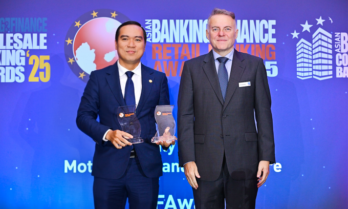 Ông Đàm Thế Thái, Phó tổng giám đốc HDBank (trái) nhận hai giải thưởng. Ảnh: HDBank
