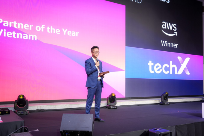 Đại diện công ty phát biểu nhận giải. Ảnh: TechX