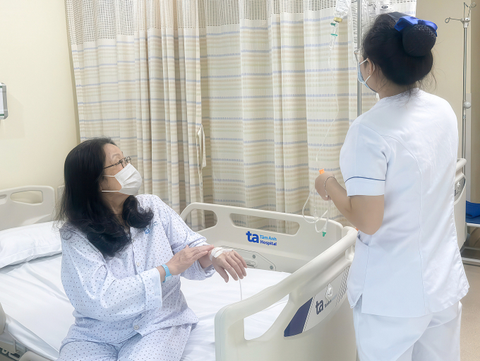 Bà Hoàng (trái) được điều dưỡng chăm sóc sau phẫu thuật. Ảnh: Bệnh viện Đa khoa Tâm Anh