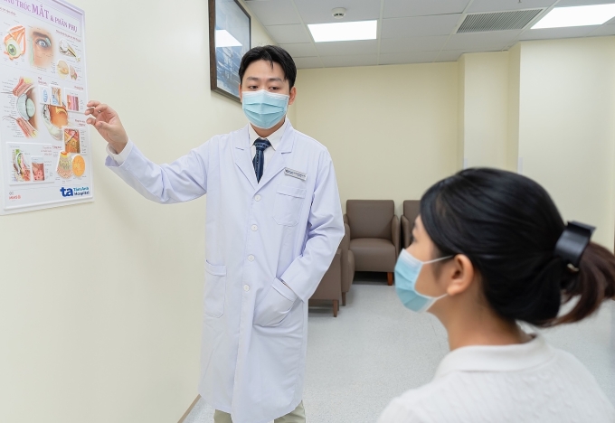 BS.CKI Nguyễn Đức Huy giải thích cấu trúc và chức năng của mắt giúp người bệnh chăm sóc tốt hơn. Ảnh: Bệnh viện Đa khoa Tâm Anh