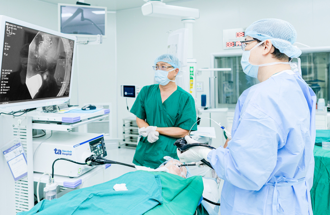 Bác sĩ Minh Hùng (bên phải) phẫu thuật cắt túi thừa Zenker cho bà Hoàng. Ảnh: Bệnh viện Đa khoa Tâm Anh