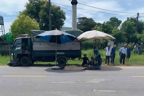 Tai nạn ngã tư: Xe không giảm tốc, tông chết hai vợ chồng