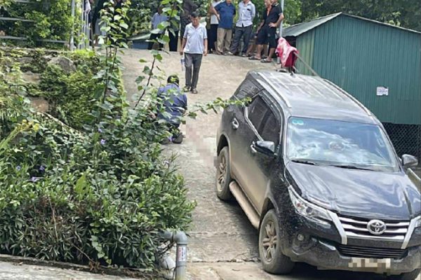 Tai nạn thương tâm: Bé trai bị ôtô tông trong khuôn viên bệnh viện