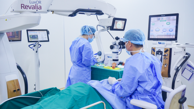PGS Xuân Hiệp (phải) điều trị cho ông Hoàng. Ảnh: Bệnh viện Đa khoa Tâm Anh