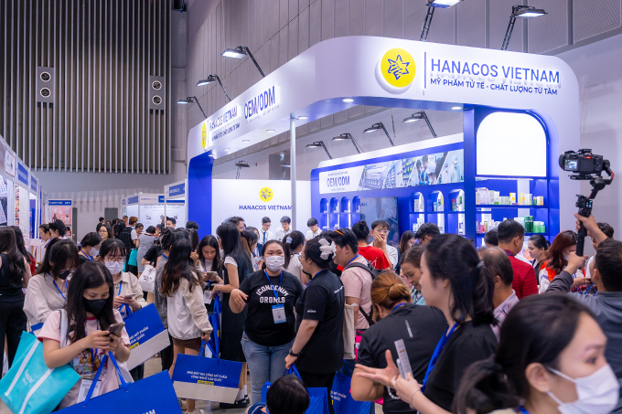 Đông đảo khách tham quan gian hàng. Ảnh: Hanacos
