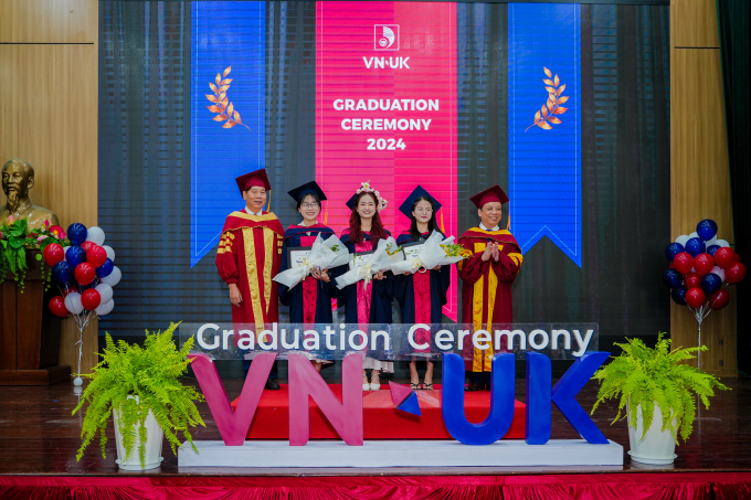 Lãnh đạo Đại học Đà Nẵng trao hoa và giấy khen cho các Tân thủ khoa tại lễ tốt nghiệp năm 2024. Ảnh: VNUK