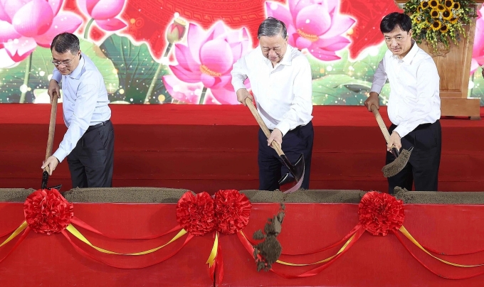 Tổng Bí thư Tô Lâm và các đại biểu thực hiện nghi thức khởi công Trường liên cấp tiểu học, trung học cơ sở xã Si Pa Phìn, tỉnh Điện Biên, sáng 27/7. Ảnh: TTXVN