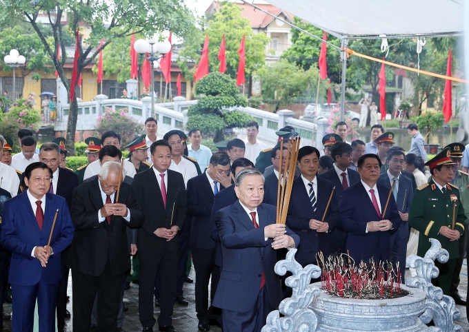 Tổng Bí thư Tô Lâm và các lãnh đạo, nguyên lãnh đạo Đảng, Nhà nước dâng hương tại Nhà tưởng niệm Tổng Bí thư Nguyễn Văn Linh ở tỉnh Hưng Yên. Ảnh: TTXVN