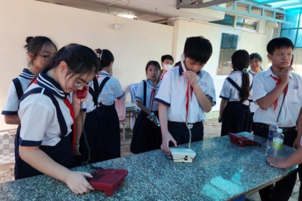 TP HCM: Học sinh có thể bị cấm dùng điện thoại ở trường