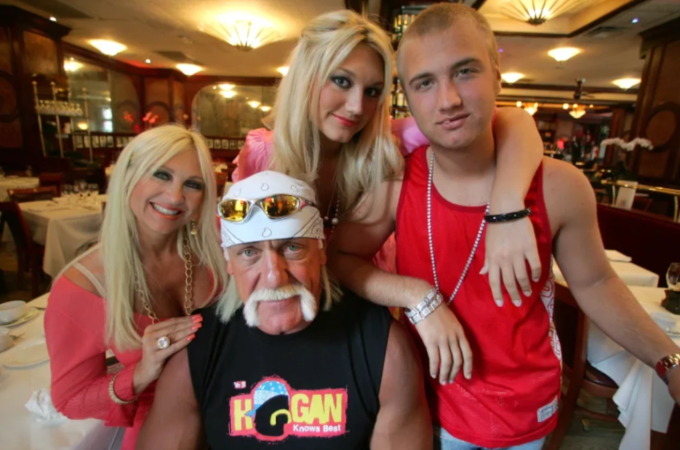 Hogan cùng vợ lúc bấy giờ là Linda và các con Brooke và Nick tham gia chương trình truyền hình thực tế Hogan Knows Best năm 2006. Ảnh: NY Daily News Archive