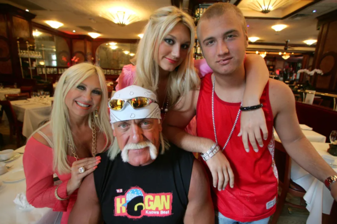 Hogan cùng vợ lúc bấy giờ là Linda và các con Brooke và Nick tham gia chương trình truyền hình thực tế Hogan Knows Best năm 2006. Ảnh: NY Daily News Archive
