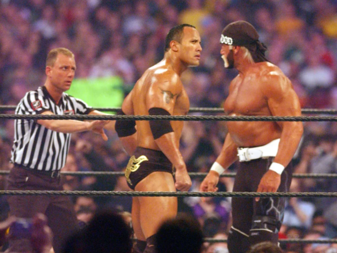 Hogan, với hình tượng Hollywood ngầu hơn, đã đấu với The Rock trong một trận đấu mang tính biểu tượng tại WrestleMania X8 năm 2002. Ảnh: WireImage