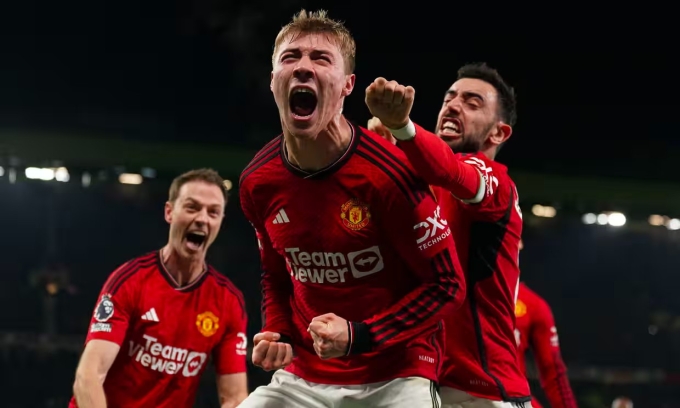 Rasmus Hojlund (giữa) mừng bàn đầu tiên ở Ngoại hạng Anh, giúp Man Utd thắng ngược Aston Villa 3-2 trên sân Old Trafford, thành phố Manchester, tối 26/12/2023. Ảnh: PA