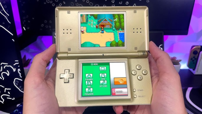 Máy chơi game Nintendo DS. Ảnh: YouTube/Vitu