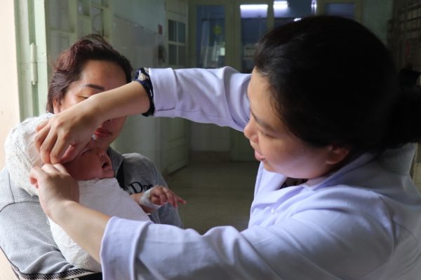 Mẹ hiến da cứu con trai bỏng nặng 60%: Câu chuyện cảm động
