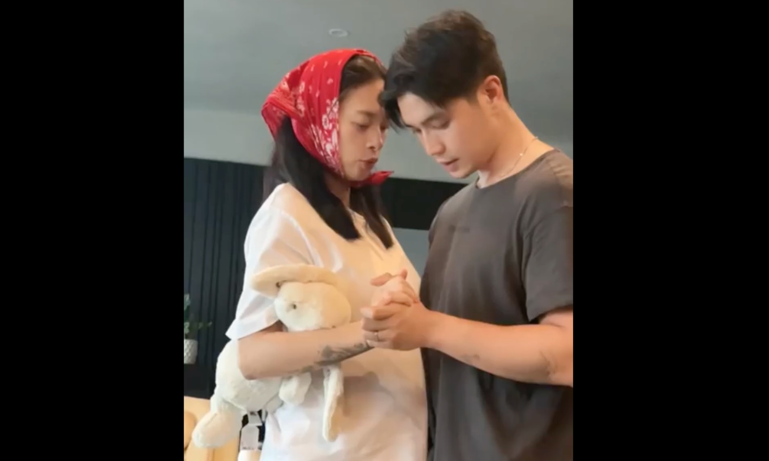 Huy Trần hướng dẫn Ngô Thanh Vân vận động nhẹ nhàng cuối thai kỳ, hôm 10/7
