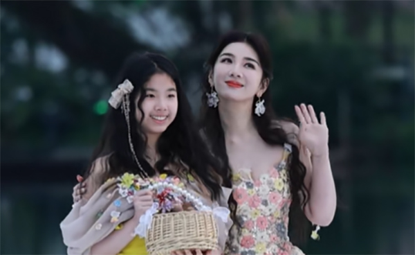 Huỳnh Dịch và con gái dự sự kiện tháng 3/2025