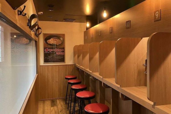 Bí mật quán mì ramen: Tại sao ngồi ăn quay mặt vào tường?