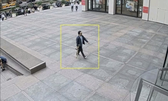 Hình ảnh từ camera giám sát cho thấy nghi phạm mang theo súng trường khi đi vào tòa nhà ở Midtown Manhattan. Ảnh: WSJ