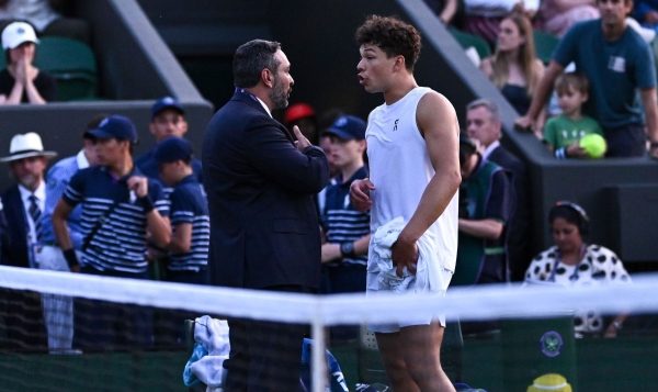 Wimbledon: Trận đấu hoãn gây tranh cãi vì lý do khó hiểu