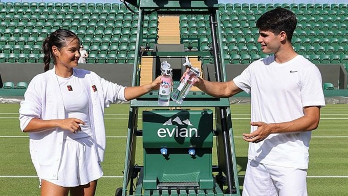 Alcaraz (phải) và Raducanu trong một buổi tập tại Wimbledon 2025. Ảnh: TNT