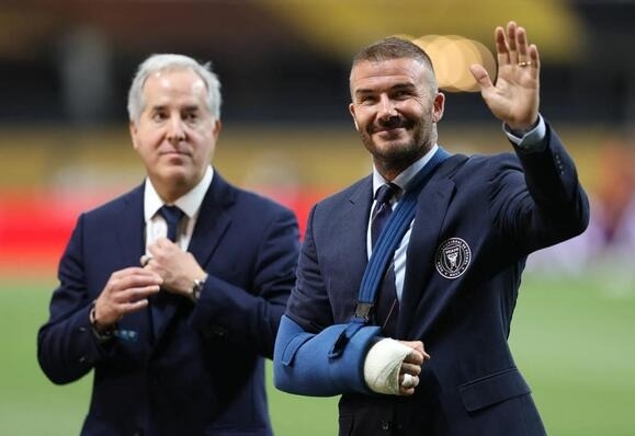 Beckham (phải) và ông Jorge Mas trên sân Mercedes-Benz, ở Atlanta, Georgia, Mỹ hôm 29/6. Ảnh: Reuters